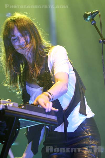 CHARLOTTE GAINSBOURG - 2010-07-02 - BELFORT - Presqu'ile du Malsaucy - 